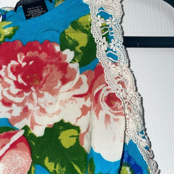 Timing Blue Floral Blouse Medium - Picture 3 of 5